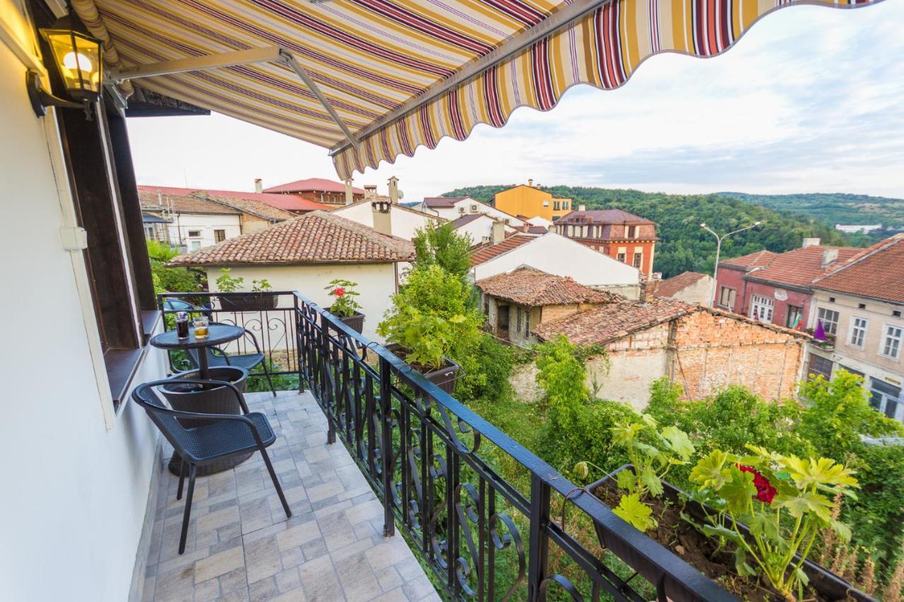 Apartment Zdravets, In The Heart Of The Old City Veliko Tŭrnovo Exterior photo